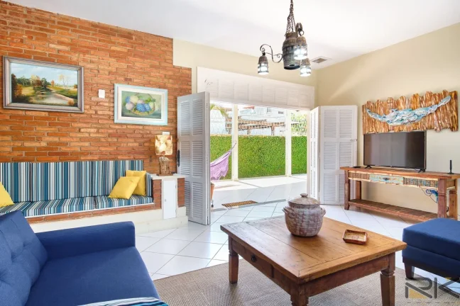 Imagem CASA CENTRO UBATUBA-SP com 3 dormitórios,3 suítes, 1 banheiro social,varanda goumet com churrasqueira,edícula no fundos