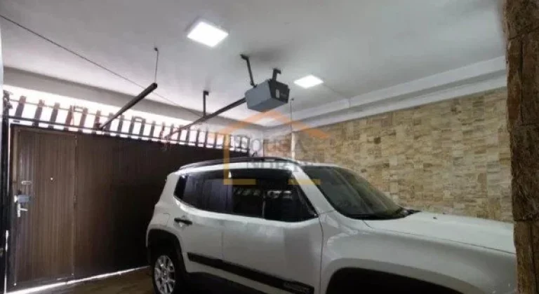 Imagem Sobrado com 250 m² de área construída, composta por 3 dormitórios, sendo 2 suítes, sala ampla, ...