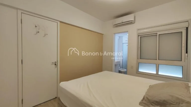 Imagem Lindo apartamento em andar alto, com sol da manhã e uma vista privilegiada. Originalmente com três...