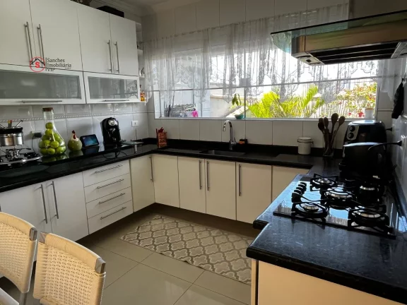 Imagem Sobrado a venda com 4 suítes, quintal com churrasqueira e 4 vagas de garagem. Suíte master maravilhosa.
