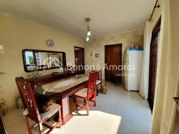 Imagem Casa térrea à venda na região do Taquaral, com 220m² de área construída, terreno de 300m², ga...