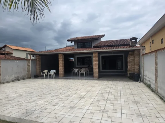 Imagem Excelente Casa em Itanhaém a poucos passos do mar, 141,40M², 2 Dorms, 1 Suíte, 10 Vagas, Jardim.