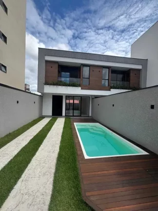 Imagem Sobrado com 3 suítes e 3 vagas e piscina privativa no bairro São Francisco de Assis, em Camboriú/SC