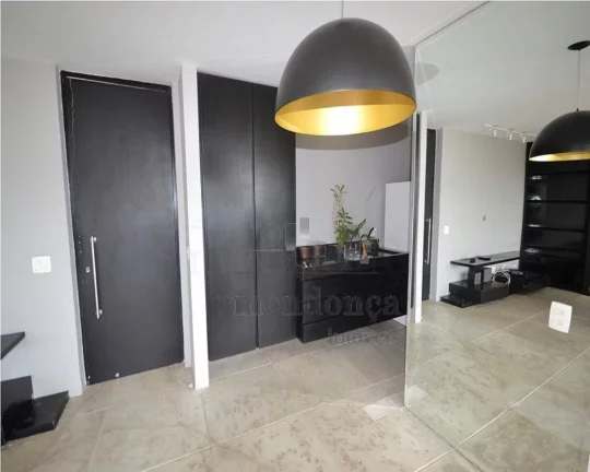 Imagem Cobertura duplex, ampla, bem distribuída com piso de tacos, armários embutidos, gabinete nos banhe...