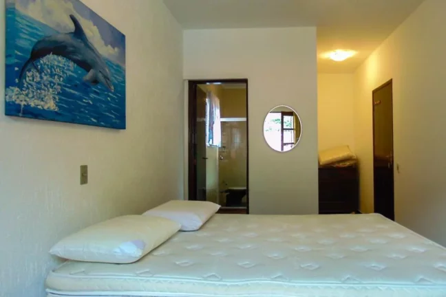 Imagem Praia do Guaiúba - Casa com 04 dormitórios - Piscina e churrasqueira - Vaga para 06 automóveis.