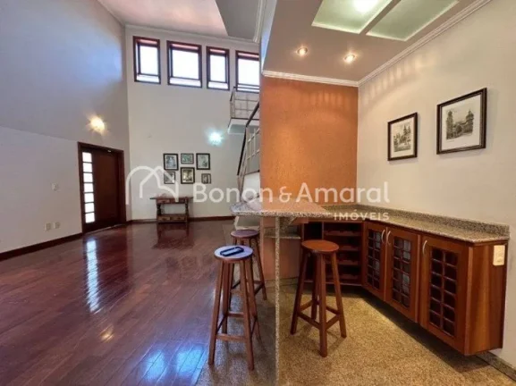 Imagem Linda casa em condomínio fechado. No piso superior há um hall, 3 quartos com varanda, sendo uma su...