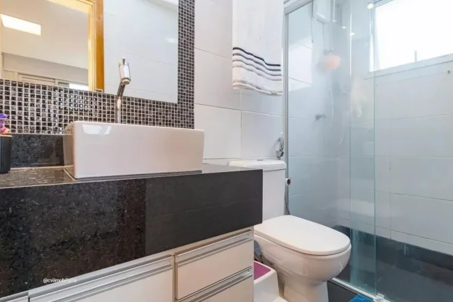 Imagem Este espaçoso apartamento de 167 metros quadrados oferece uma experiência de vida confortável e m...