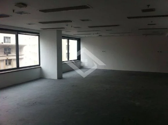 Imagem Sala Comercial de 107m² com 4 Vagas na Av. Rio Branco, Centro-