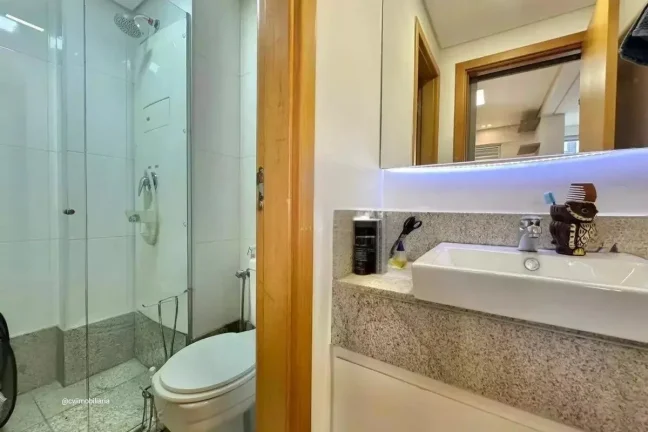 Imagem Localizado no charmoso bairro da Savassi, este espaçoso apartamento de 90 metros quadrados oferece ...