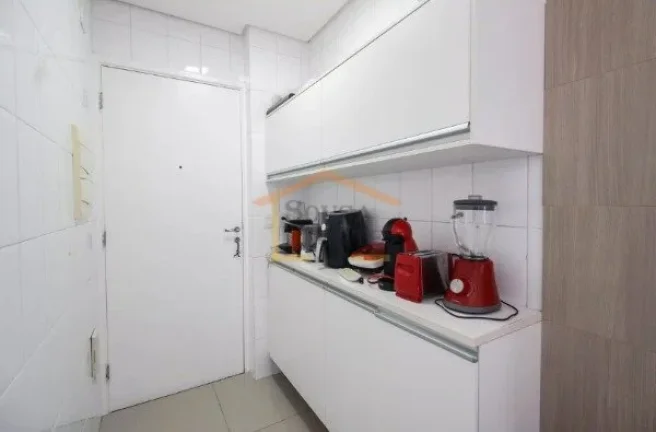 Imagem Apartamento amplo, 3 dormitórios, sendo 3 suítes, totalizando 4 banheiros, equipado com armários ...