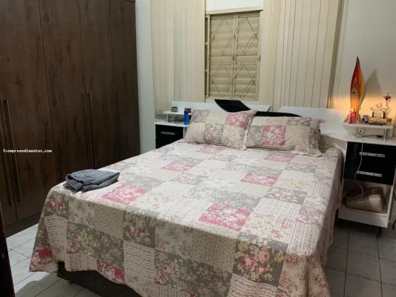 Imagem Casa para Venda em Limeira, Parque Hipolito, 5 dormitórios, 1 suíte, 2 banheiros, 2 vagas