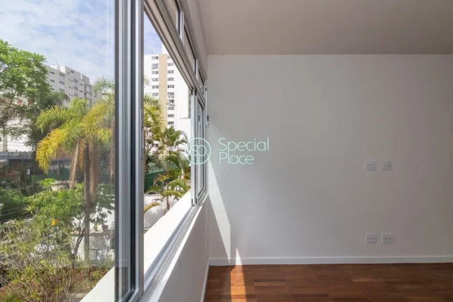 Imagem Apto com 129,23m² no Itaim Bibi Sala ampla para 2 ambientes com cozinha integrada e armários plane...