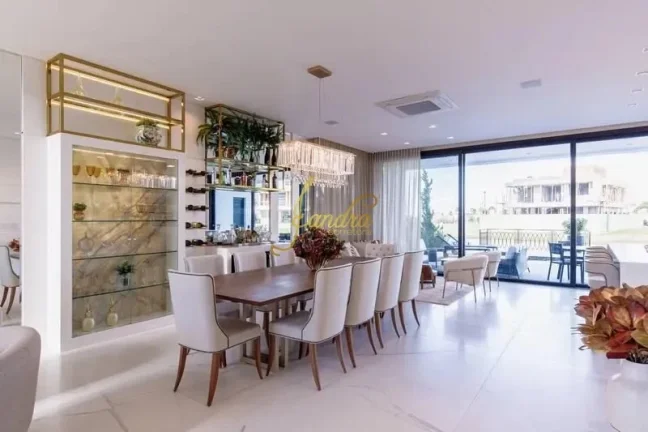 Imagem Sobrado finamente mobiliado e decorado com 472m2 de área construída e piscina
