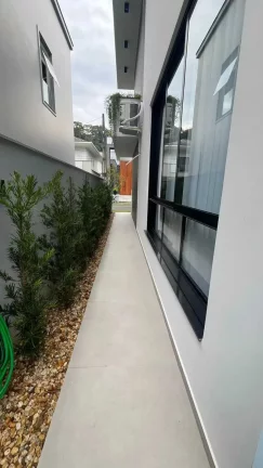 Imagem Casa Alto Padrão com 2 suítes e 2 vagas de garagem - Vila Nova | Joinville/SC