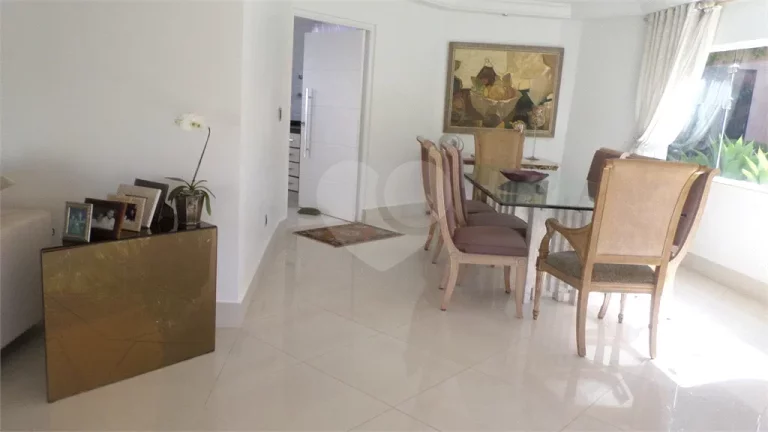Imagem Sobrado à venda com 4 quartos, sendo 4 suítes, em Granja Viana, Carapicuíba - SP