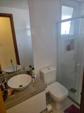 Imagem Vende apartamento de 2 quartos com 70m², incluindo 1 suíte e 1 banheiro social com 3 vagas de garagem.
