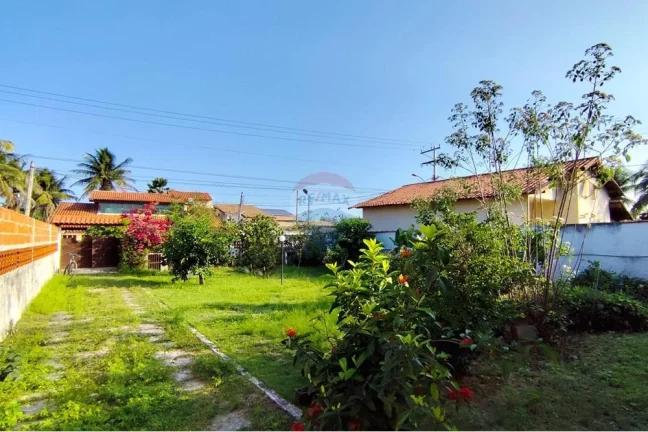 Imagem Casa com três quartos, Perto da Praia e da Praça da 70, Itaipuaçu Terreno completo