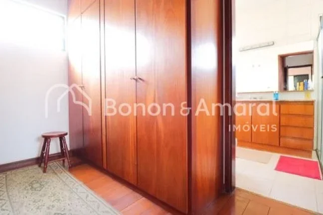 Imagem Linda e espaçosa casa de esquina com 322 m² de área construída. A residência possui living para...