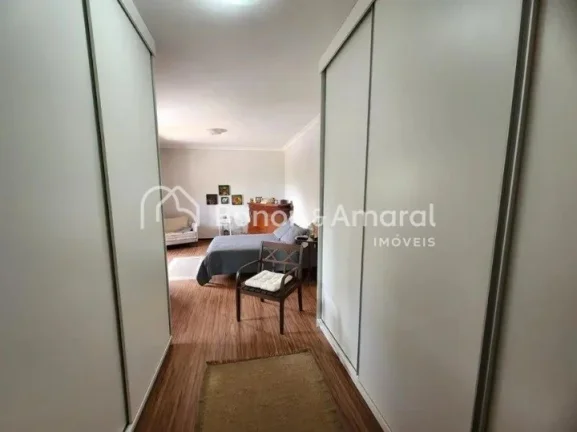 Imagem Belíssima casa com 250 m² de construção e terreno com área de 449 m². Na parte inferior há 1 ...