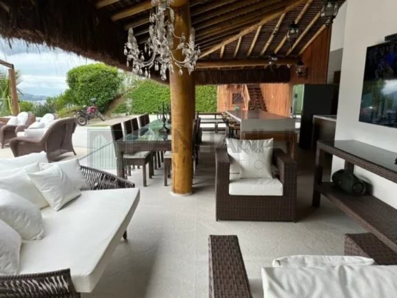 Imagem Deslumbre-se com esta incrível oportunidade de adquirir uma casa dos sonhos no exclusivo condomínio Yacamim, localizado em Ilhabela. Com uma vista esp