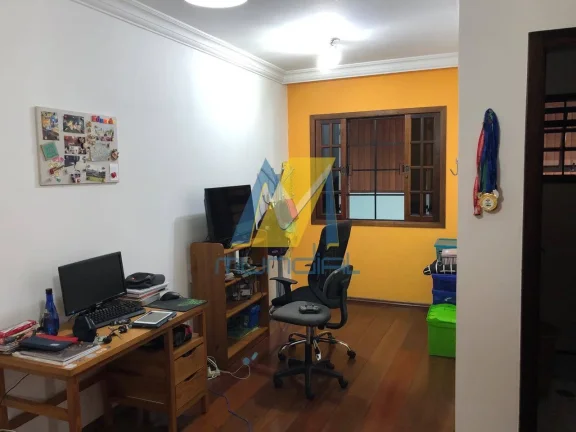 Imagem Sobrado amplo com 3 suítes, renda garantida e 6 vagas cobertas