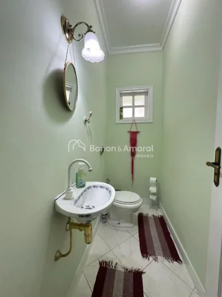 Imagem Esta encantadora casa de estilo sobrado oferece um ambiente espaçoso e confortável, com uma excele...