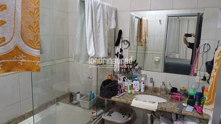 Imagem Casa com laje, 2 quartos (1 suíte com banheira), sala, copa e cozinha conjugadas, garagem para 2 carros, churrasqueira, portão eletrônico e ótima localização