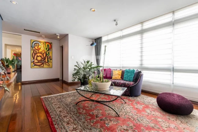 Imagem Ótimo apartamento com 225m² no Jardim Paulista rico em iluminação natural e muito arejado. Livin...