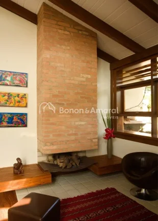 Imagem Casa com arquitetura diferenciada no condomínio Alphaville Campinas. A espaçosa residência possui...