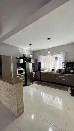 Imagem Casa Alto Padrão com 3 dormitórios sendo 1 suíte e 2 vagas - Floresta | Joinville/SC