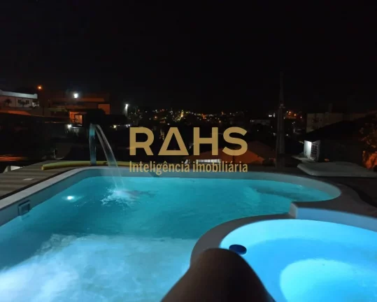 Imagem Casa Plana Parcialmente Averbada, aceita financiamento, com 1 suíte e 2 quartos, 2 vagas de garagem...