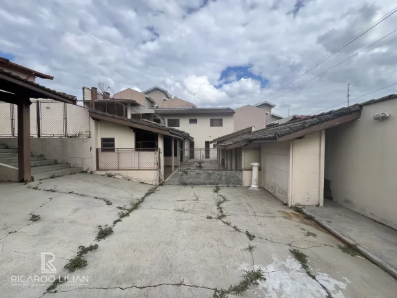 Imagem Casa com um dormitório, sala, cozinha, banheiro, churrasqueira e canil com vários boxes