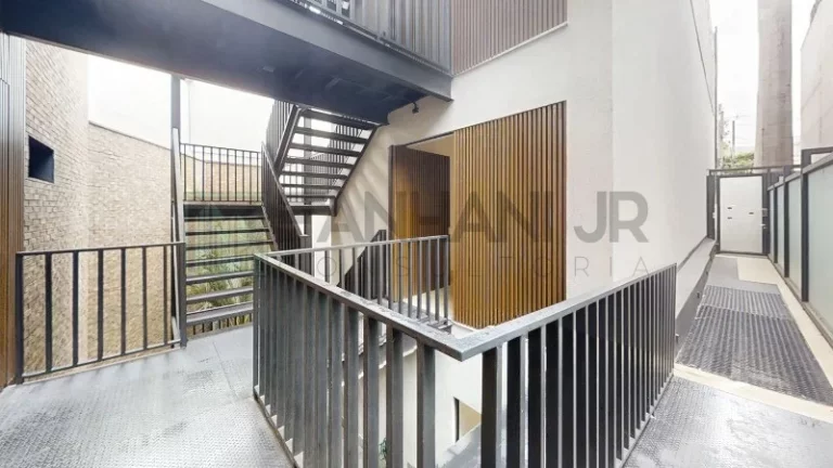 Imagem Casa Comercial para Locação em São Paulo-SP, Jardim Europa: 8 Salas, 8 Banheiros, 15 Vagas, 900m² de Área!