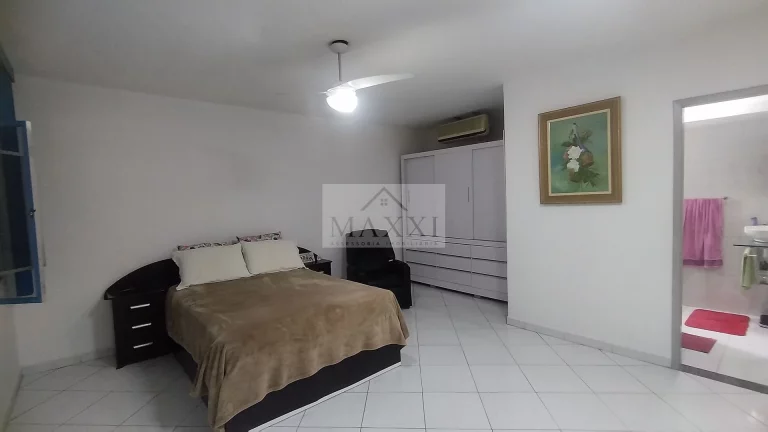 Imagem Ampla Casa Duplex com Anexo, Churrasqueira e 8 Vagas – Taquara