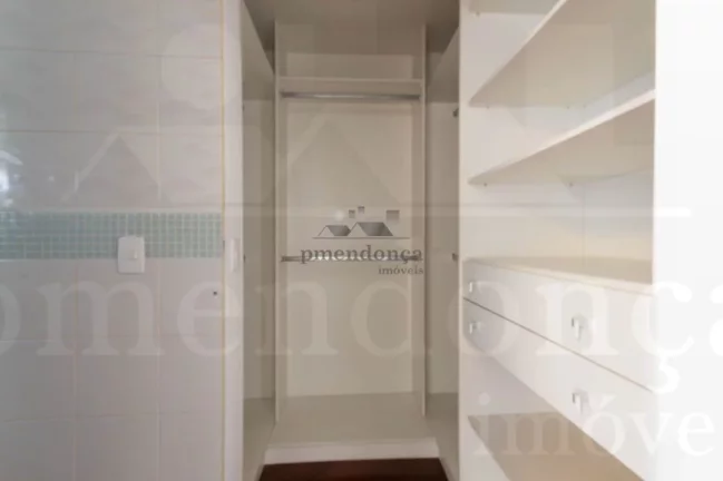 Imagem Belo apartamento com armários embutidos, arejado e iluminado. Amplo living para 02 ambientes, terra...