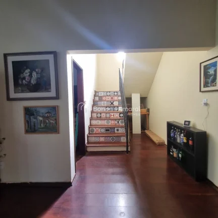 Imagem Encantadora casa em estilo colonial, do tipo sobrado, que une conforto, espaço e charme em cada det...