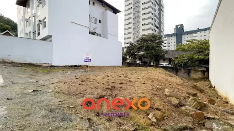 Imagem Terreno Espaçoso e Estratégico para Investimento!