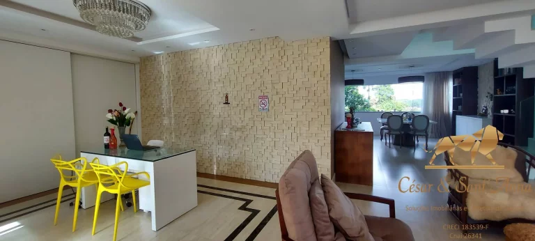 Imagem Casa com 03 suítes e 450m² no Alto da Boa Vista em Campos do Jordão.