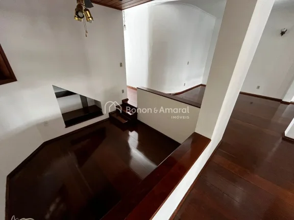 Imagem Casa de 600 m², com 3 entradas separadas (principal, sala da lareira e serviço). Com 5 suítes, se...