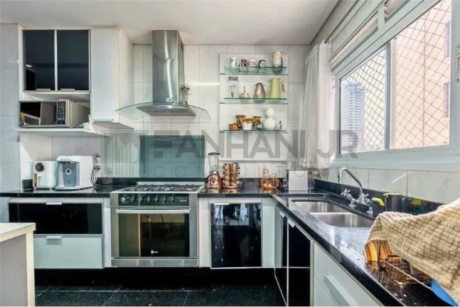 Imagem Apartamento mobiliado na Vila Nova Conceição: 3 quartos, 3 suítes, 3 salas, 5 banheiros, 4 vagas, 182m² - São Paulo-SP