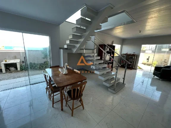 Imagem Sobrado de 4 dormitórios, sendo 1 suíte a 50m do mar no bairro Meia Praia, em Navegantes - Adriano Carpes Imóveis vende
