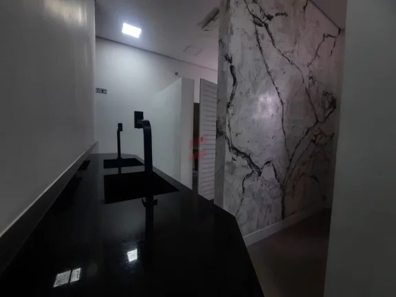 Imagem Excelente Barracão medindo 786m² sendo 490m² térreo e 288,65m² no 2° pavimento.Térreo contém 6 salas, 1 cozinha, 1 refeitório, 3 bwc.2° pavimento contém 6 salas, 1 cozinha, 3 bwc.Barracão todo mobiliado com 7 metros de pé direito. 
