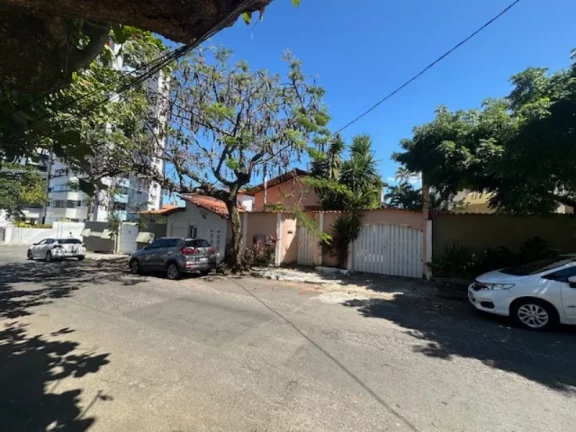 Imagem A 5ª Avenida Imóveis apresenta esta bem localizada CASA TÉRREA, c/ 3 Suites + anexo, ideal p/ fins RESIDENCIAL e ou COMERCIAL, melhor ponto da Pituba