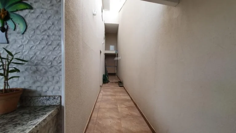 Imagem Sobrado em condomínio fechado com 404m² de terreno e 480m² de área útil contendo. No primeiro p...
