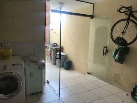 Imagem Sobrado com 3 Quartos e 3 banheiros à Venda, 237 m² por R$ 650.000
