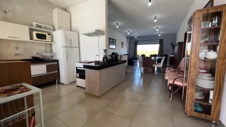 Imagem Chácara em Araçoiaba da Serra-SP, Bairro Campo do Meio: 3 Quartos, 2 Suítes, 1 Sala, 4 Banheiros, 2 Vagas, 250m².