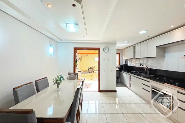 Imagem Casa 4 dormitórios (2 suítes) - Espaço gourmet - Spa com hidromassagem - Rua tranquila e sem saí...