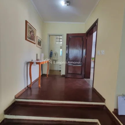 Imagem Encantadora casa em estilo colonial, do tipo sobrado, que une conforto, espaço e charme em cada det...