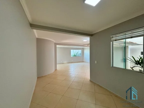 Imagem Casa moderna, 04 quartos c/suítes, piscina, área de laser em São Miguel do Oeste PR