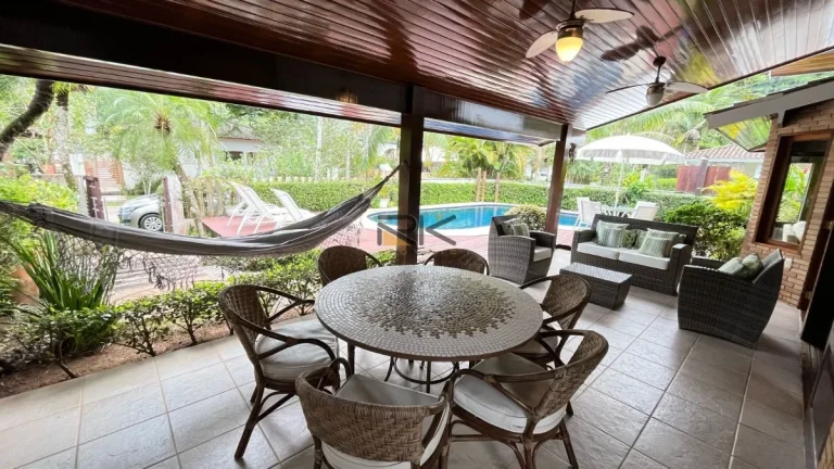 Imagem CASA EM CONDOMINIO COM 4 DORMITÓRIOS SENDO 3 SUÍTES,3 VAGAS DE GARAGEM,VARANDA GOURMET COM CHURRASQUEIRA E PISCINA.